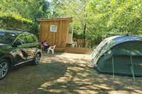 Camping La Vallée des Vignes Standplatz mit Privatsanitär und kleiner Veranda
