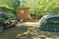 Camping La Vallée des Vignes Standplatz mit Privatsanitär und kleiner Veranda