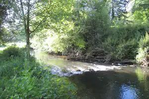 Camping La Vallée du Ninian - Fluss Ninian am Fuße des Campingplatzes