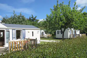 Camping La Vallée du Ninian - Mobilheimen mit Veranda auf dem Campingplatz