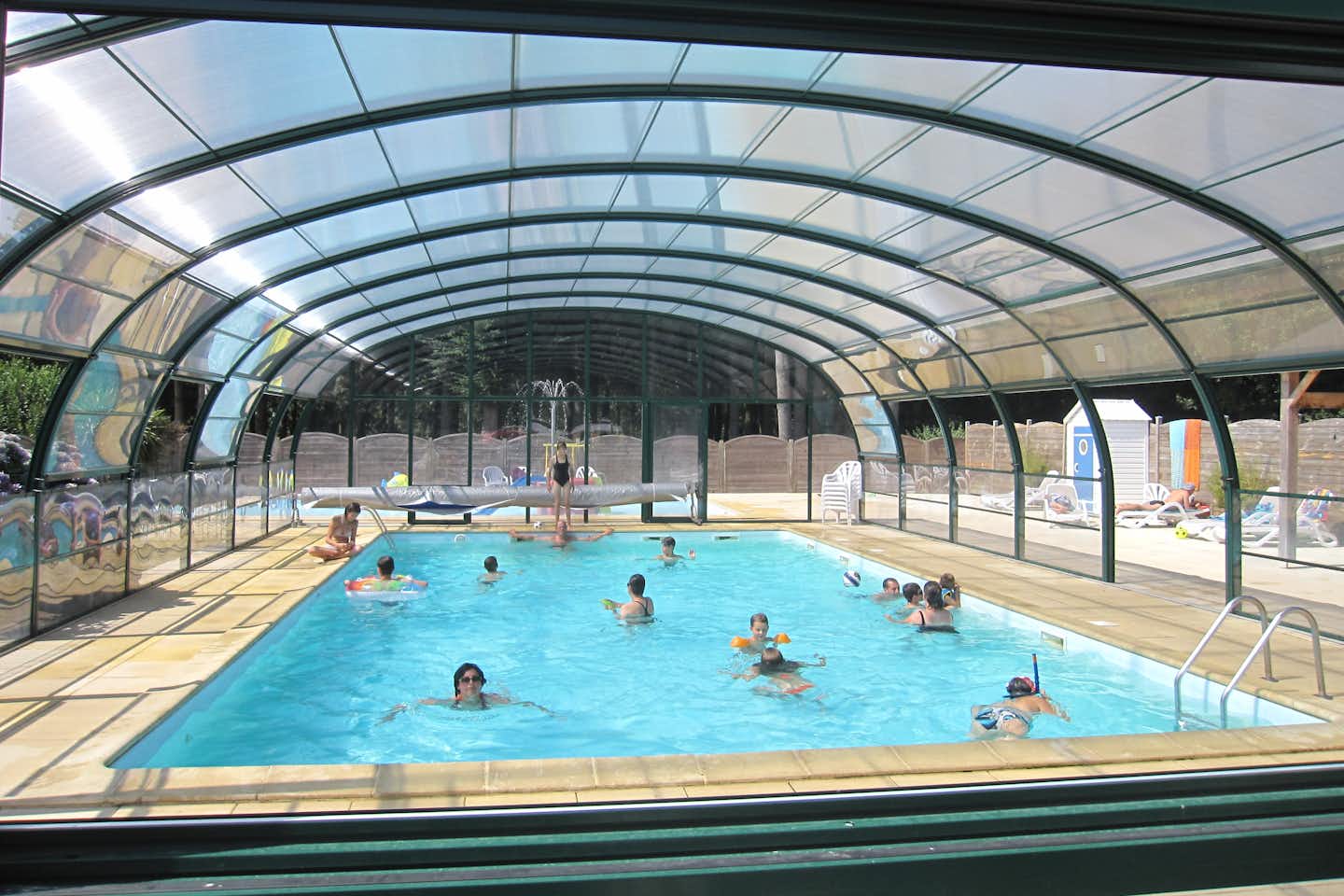 Camping La Vallée du Ninian - Schwimmbad mit transparentem Dach und Kinderbecken