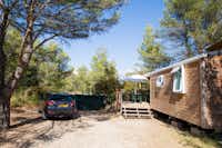 Camping La Vallée Heureuse  -   -  Mobilheim vom Campingplatz mit Veranda im Grünen
