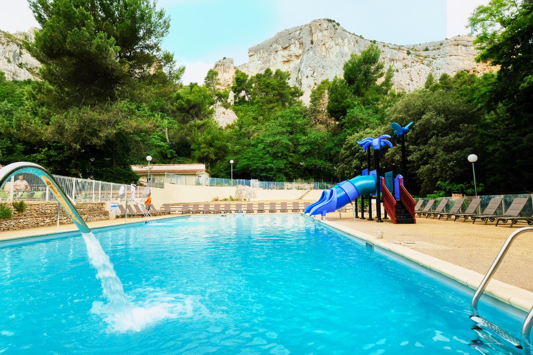 Camping La Vallée Heureuse - Pool im Freien auf dem Campingplatz