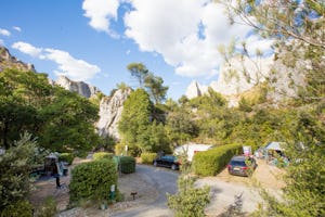 Camping La Vallée Heureuse - Stellplatz vom Campingplatz mit Blick auf die umliegenden Felsen im Alpilles Natural Regional Park
