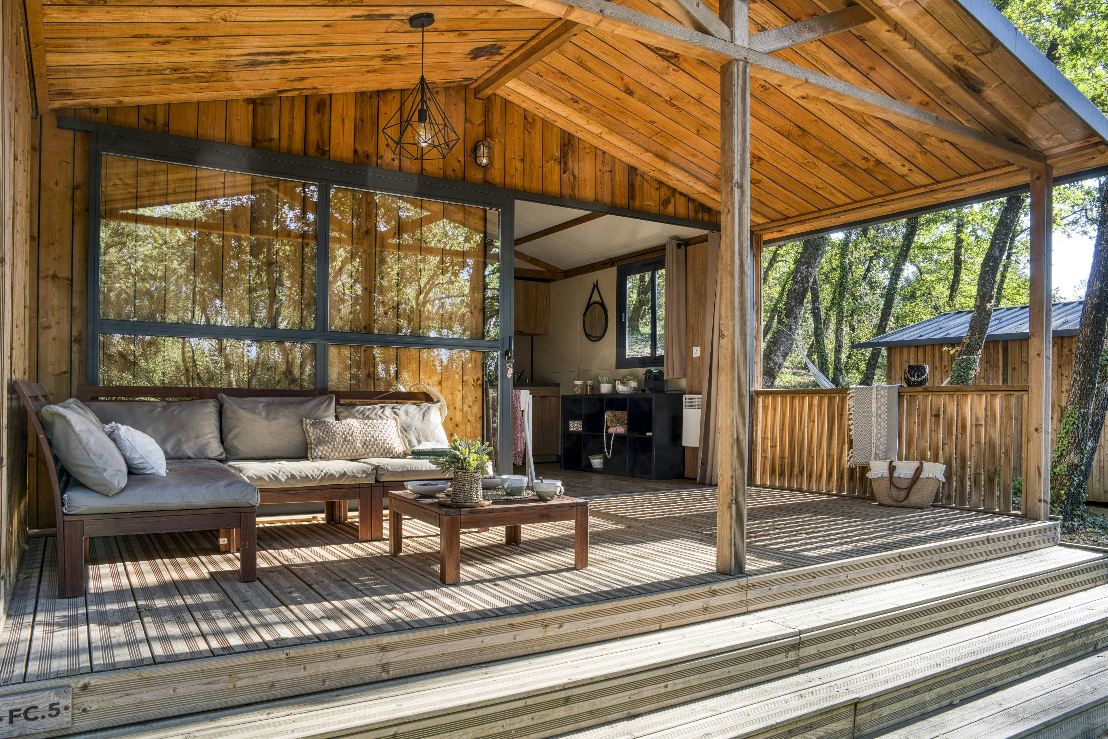 Slow Village La Roque-Sur-Cèze  Camping La Vallée Verte  - Mobilheim mit Terrasse auf dem Campingplatz