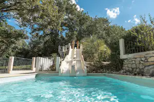 Slow Village La Roque-Sur-Cèze Camping La Vallée Verte - Wasserrutschen im Freibad des Campingplatzes