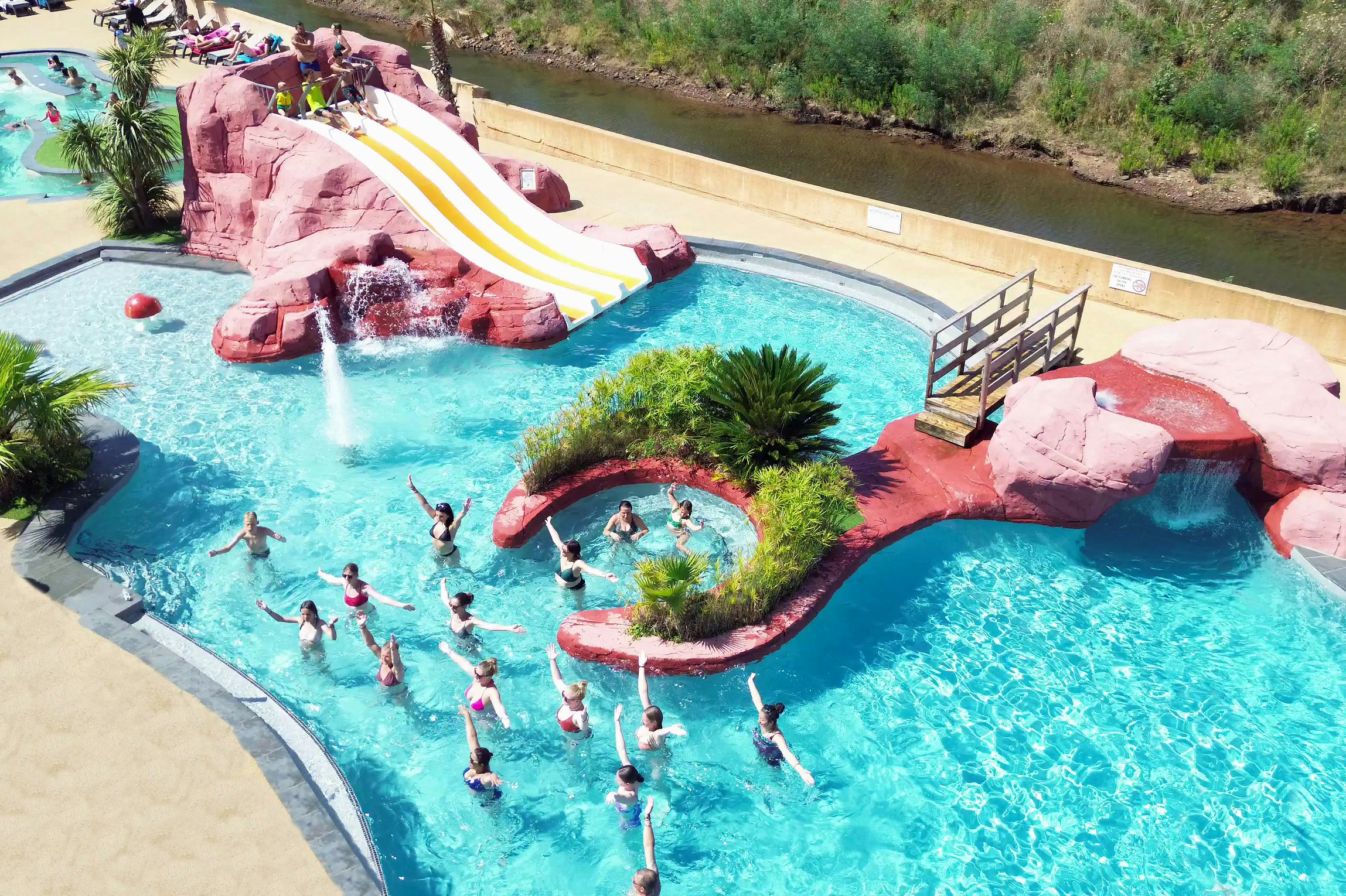 Camping La Vallée du Paradis  - Aquafitness im Freibad des Campingplatzes