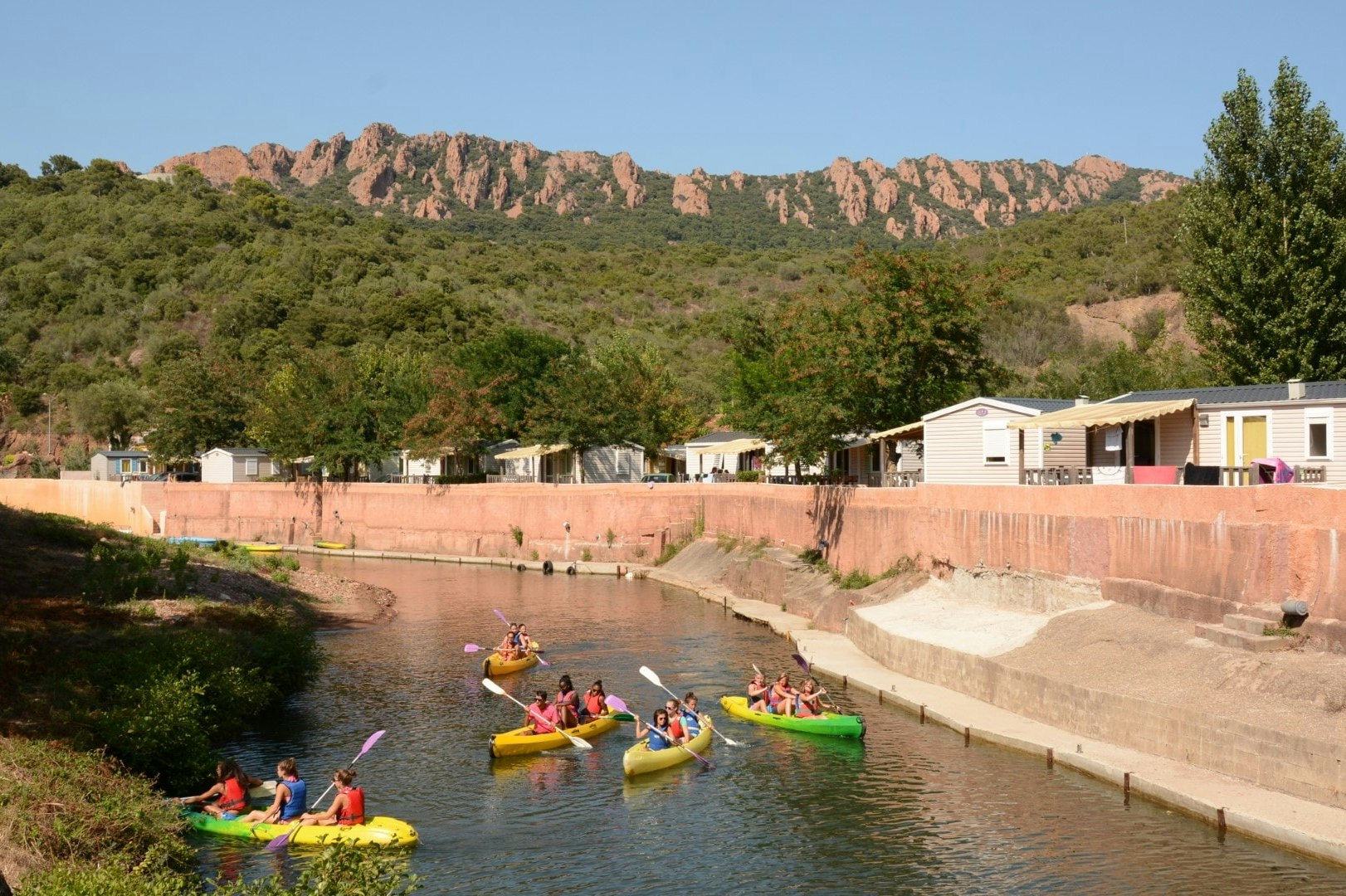 Camping La Vallée du Paradis - Kanufahren auf dem Fluss als Freizeitaktivität