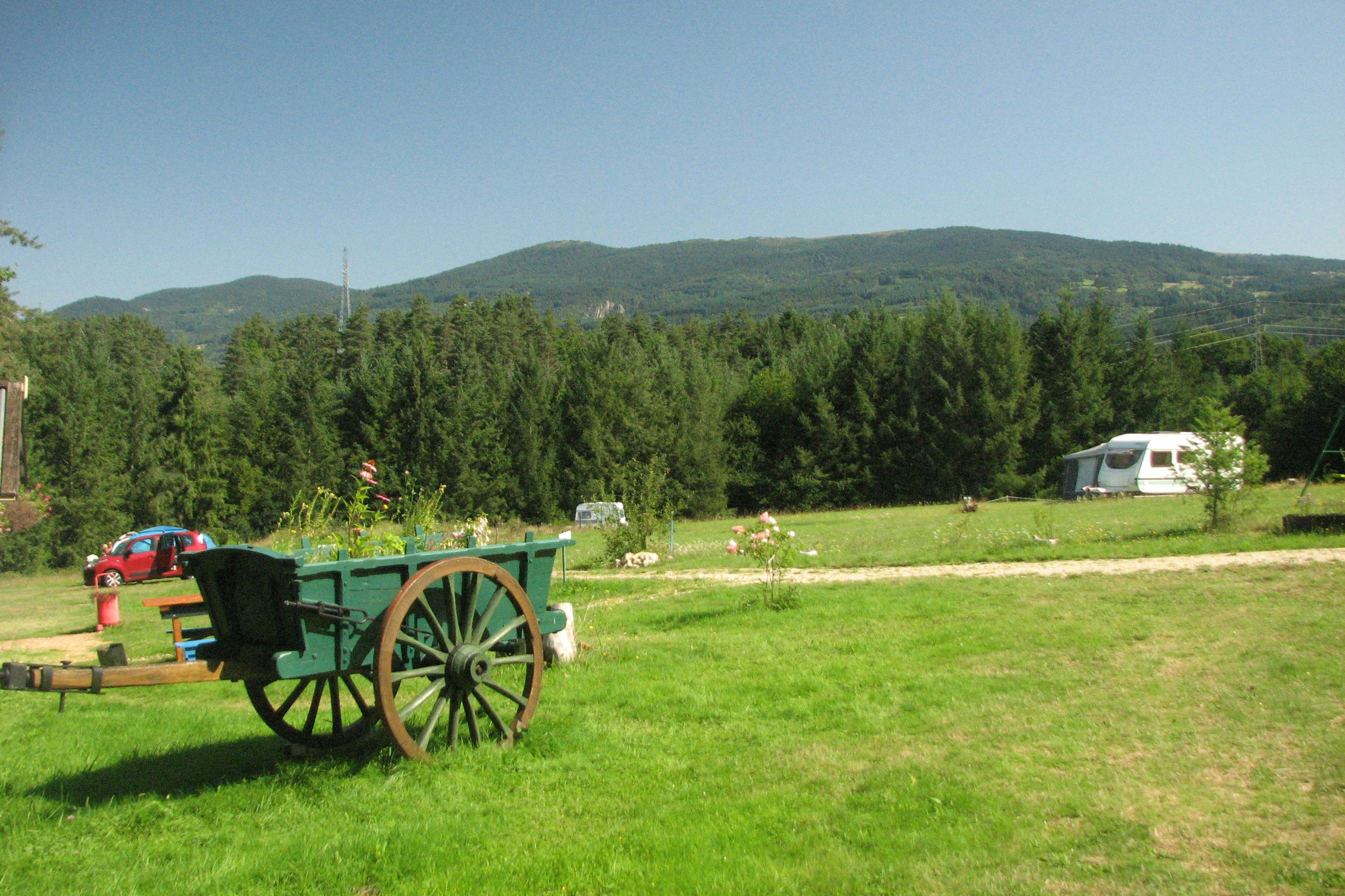 Camping La Vallée Verte - Blick auf den Campingplatz im Grünen