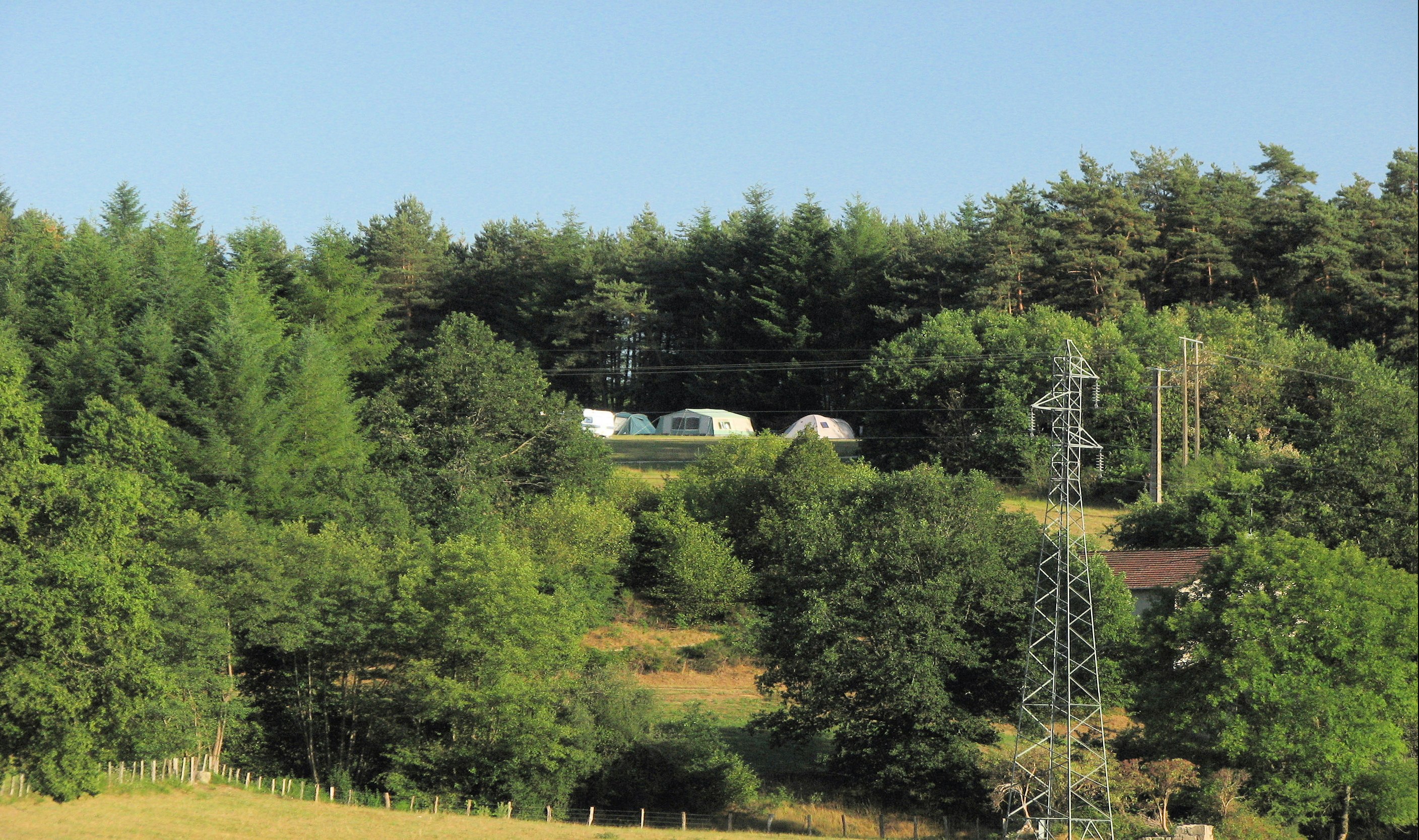 Camping La Vallée Verte - Stellplätze auf dem Campingplatz auf dem Hügel