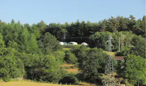 Camping La Vallée Verte - Stellplätze auf dem Campingplatz auf dem Hügel