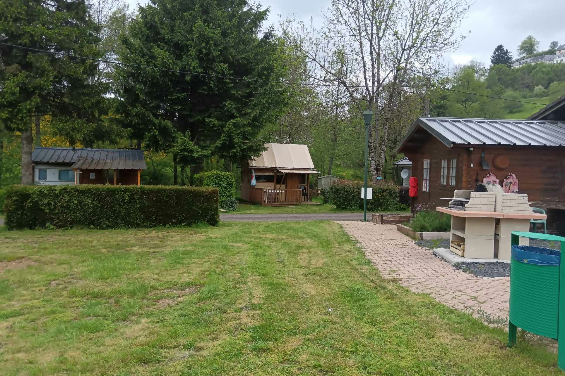 Camping La Vallée - Grillstelle auf dem Campingplatz