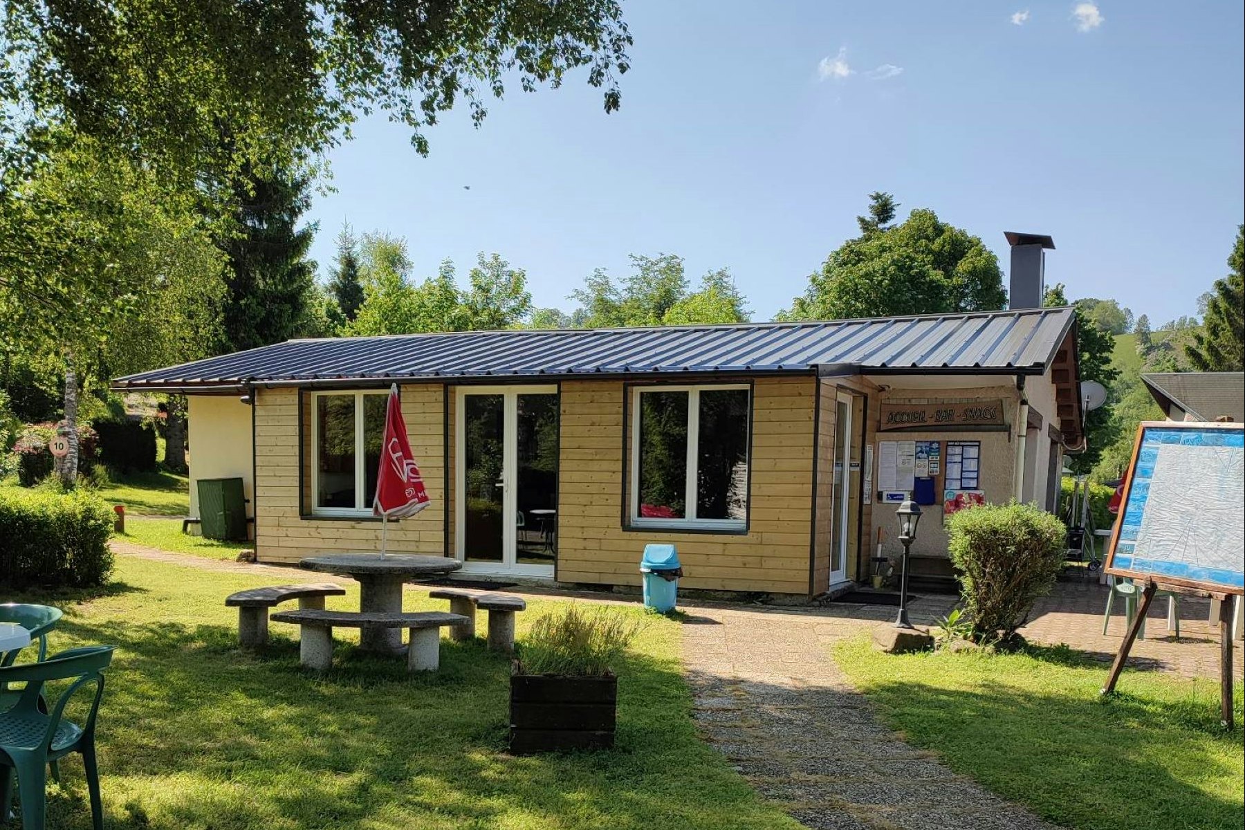 Camping La Vallée - Rezeption und Snackbar auf dem Campingplatz
