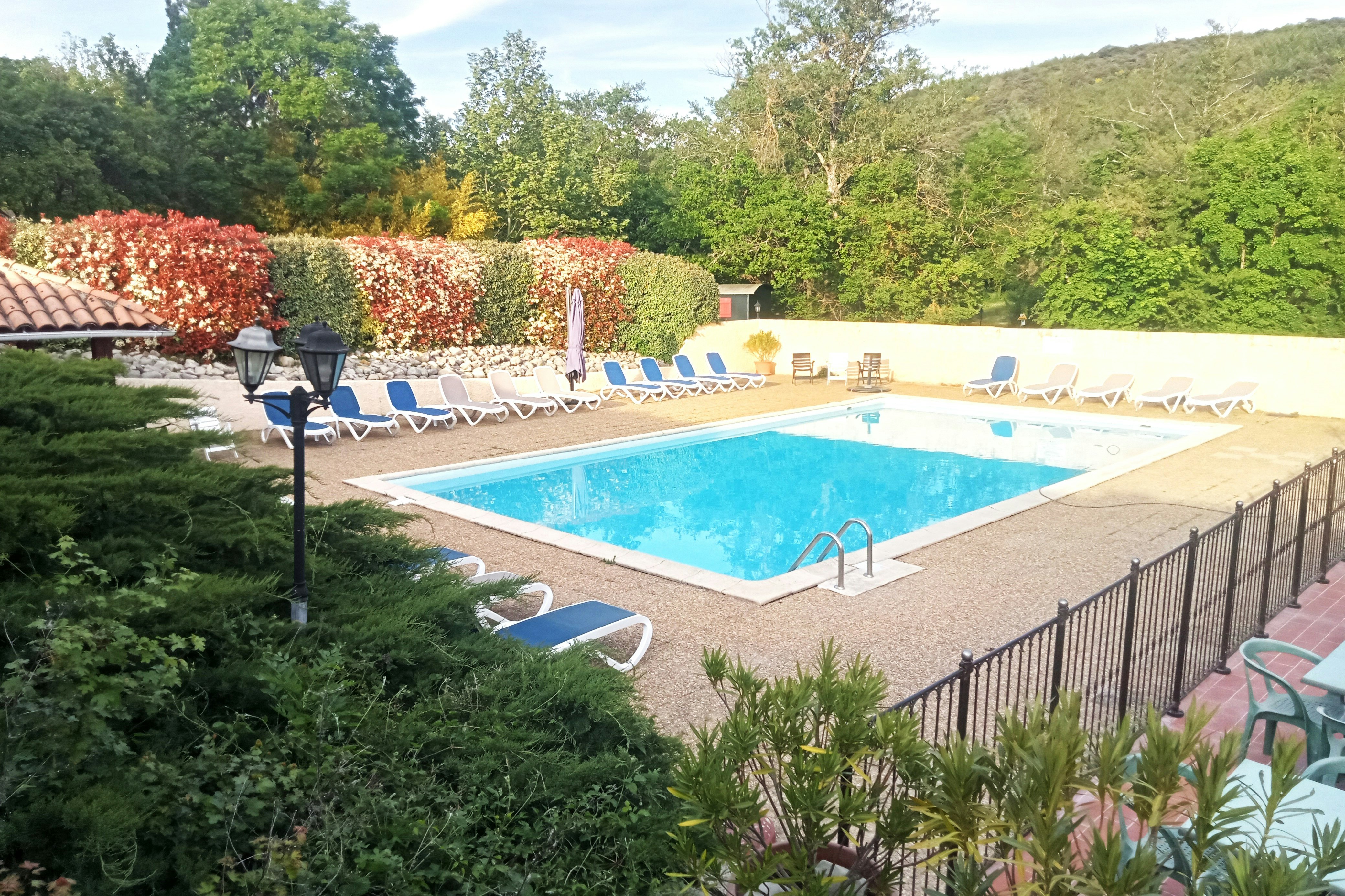 Camping La Vaugelette  - Pool im Freien mit Liegestühlen