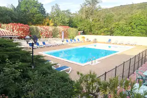 Camping La Vaugelette - Pool im Freien mit Liegestühlen
