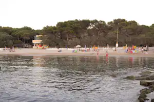 Camping La Vecchia Torre - Blick den Campingplatz mit direktem Zugang zum Strand am Meer
