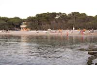 Camping La Vecchia Torre  - Blick den Campingplatz mit direktem Zugang zum Strand am Meer