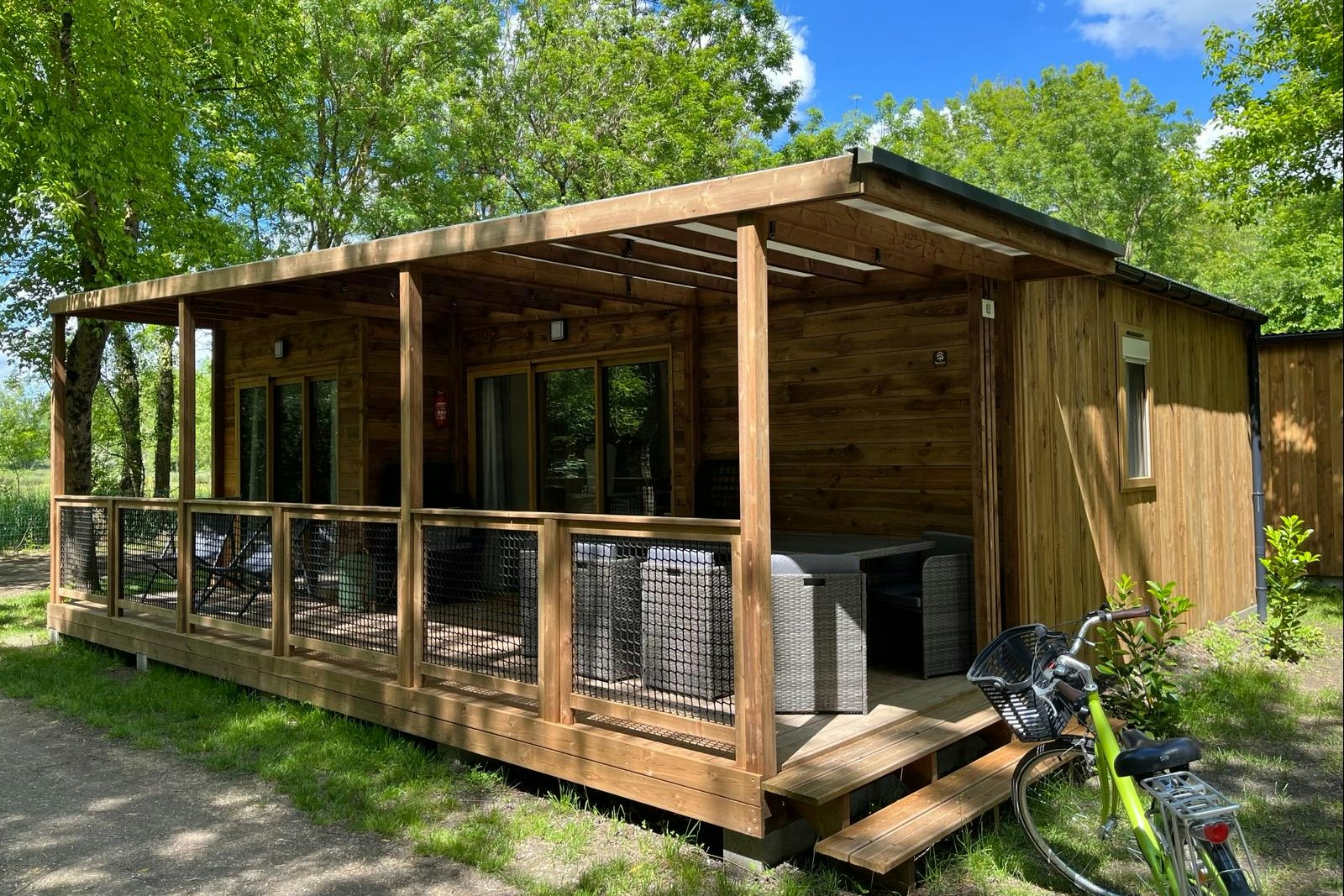 Camping la Venise Verte  - Mobilheim mit Terrasse auf dem Campingplatz