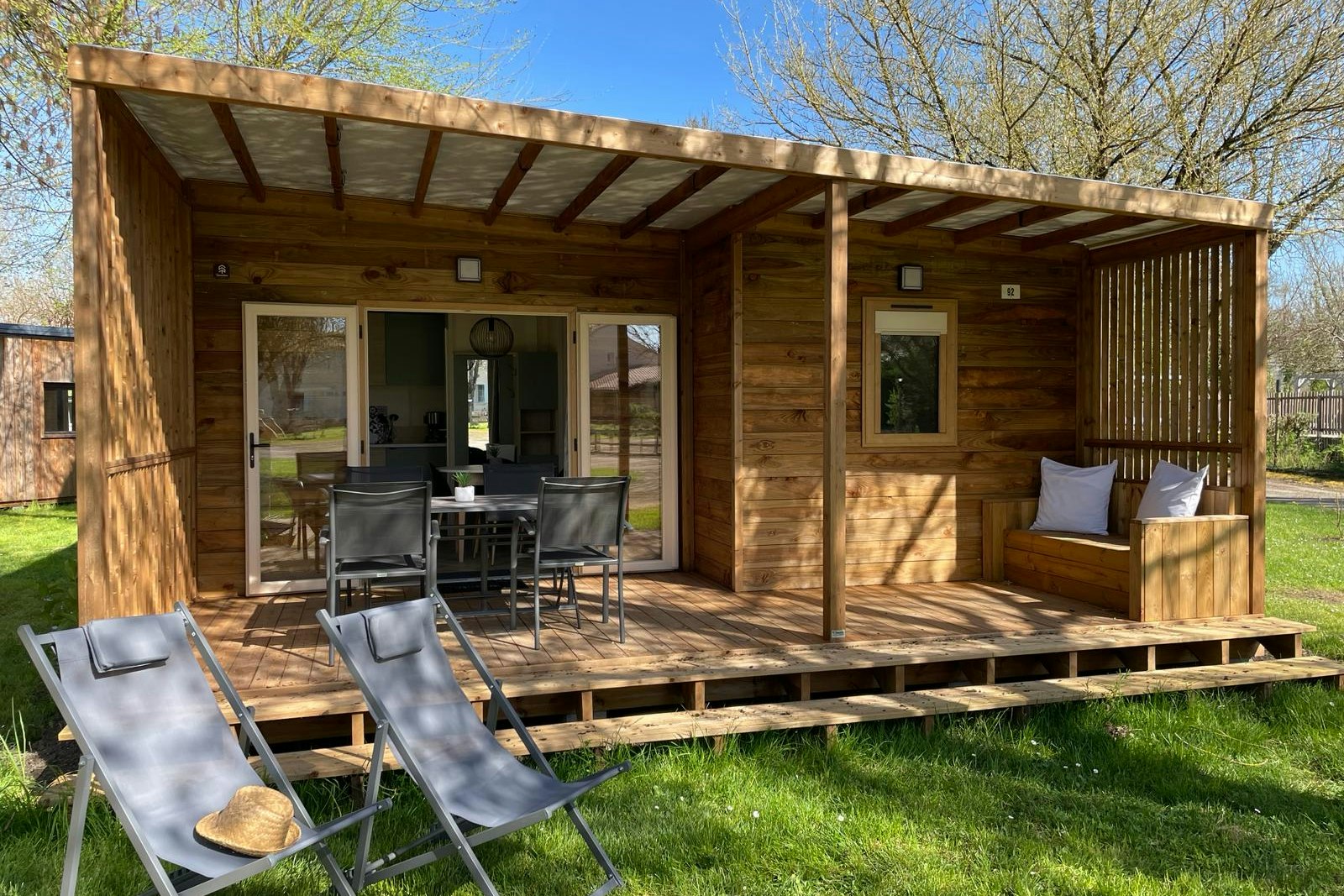 Camping la Venise Verte  - Mobilheim mit Terrasse auf dem Campingplatz