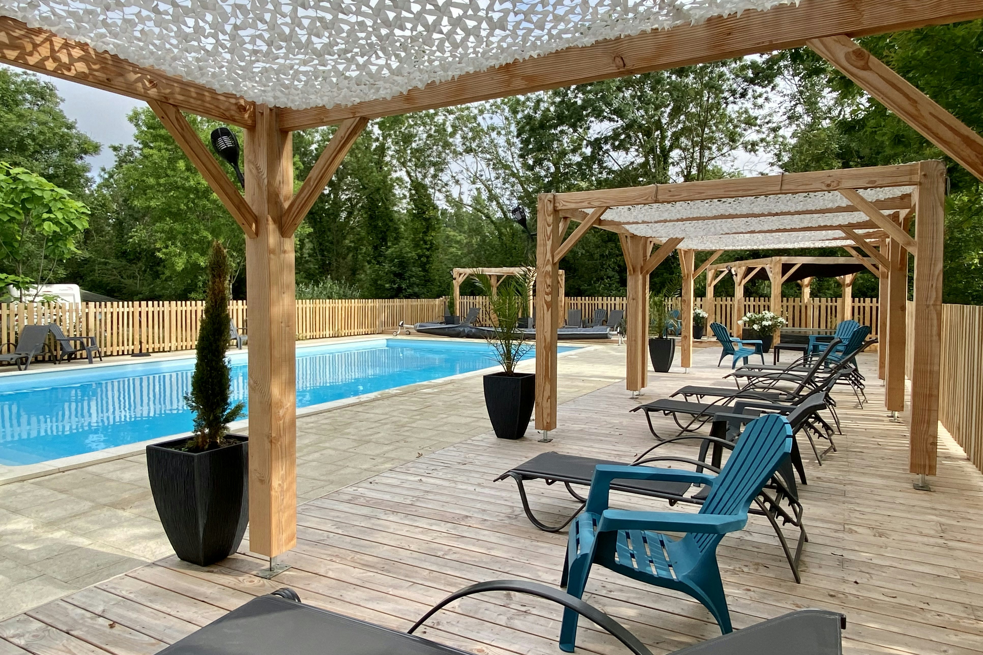 Camping la Venise Verte - Freibad mit Liegestühlen auf dem Campingplatz