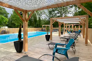 Camping la Venise Verte - Freibad mit Liegestühlen auf dem Campingplatz