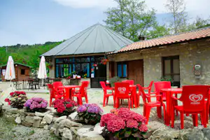 Camping La Verna - Imbiss mit Terrasse davor auf der Sitzgelegenheiten sind