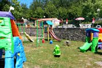 Camping La Verna - Kinderspielplatz mit Kletterburgen und Rutschen auf dem Campingplatz