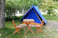 Camping La Verna - Zelt auf Stellplatz mit Sitzgelegenheiten davor