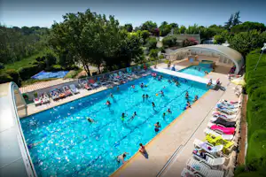 Camping La Vieille Ferme - Luftaufnahme vom Pool auf dem Campingplatz mit überdachtem Kinderbecken