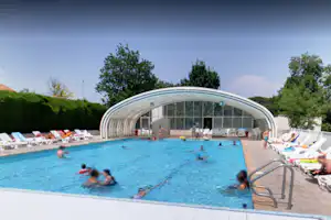 Camping La Vieille Ferme - Pool vom Campingplatz mit Liegestühlen in der Sonne