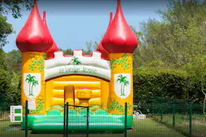 Camping La Vieille Ferme - Hüpfburg im Grünen auf dem Campingplatz