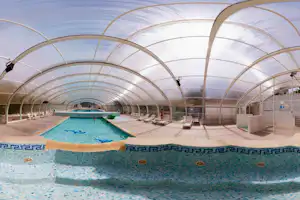 Camping La Vieille Ferme - überdachter Pool auf dem Campingplatz