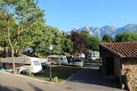 Camping La Viorna  -  Stellplatz vom Campingplatz mit Blick auf das Kantabrische Gebrige