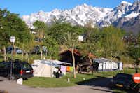 Camping La Viorna  -  Wohnwagen- und Zeltstellplatz vom Campingplatz mit Blick auf das Kantabrische Gebrige
