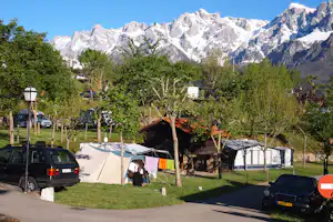 Camping La Viorna - Wohnwagen- und Zeltstellplatz vom Campingplatz mit Blick auf das Kantabrische Gebrige