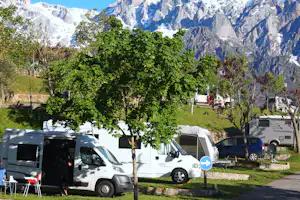Camping La Viorna - Wohnwagenstellplatz und Wohnmobilstellplatz vom Campingplatz zwischen Bäumen auf grüner Wiese