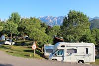 Camping La Viorna - Wohnwagen- und Zeltstellplatz vom Campingplatz zwischen Bäumen mit Blick auf die Berge