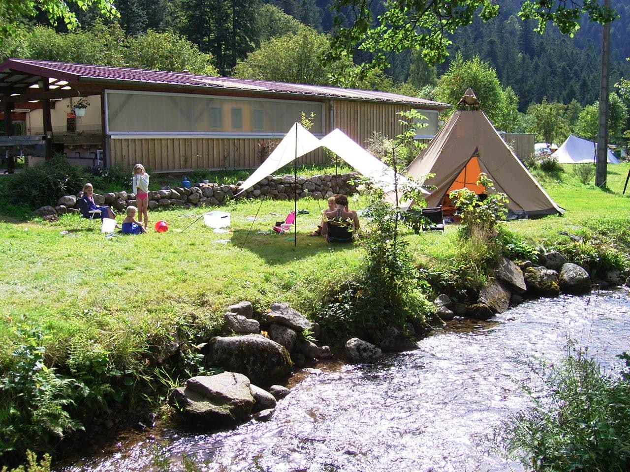 Camping La Vologne - Zeltplätze am Ufer des Flusses