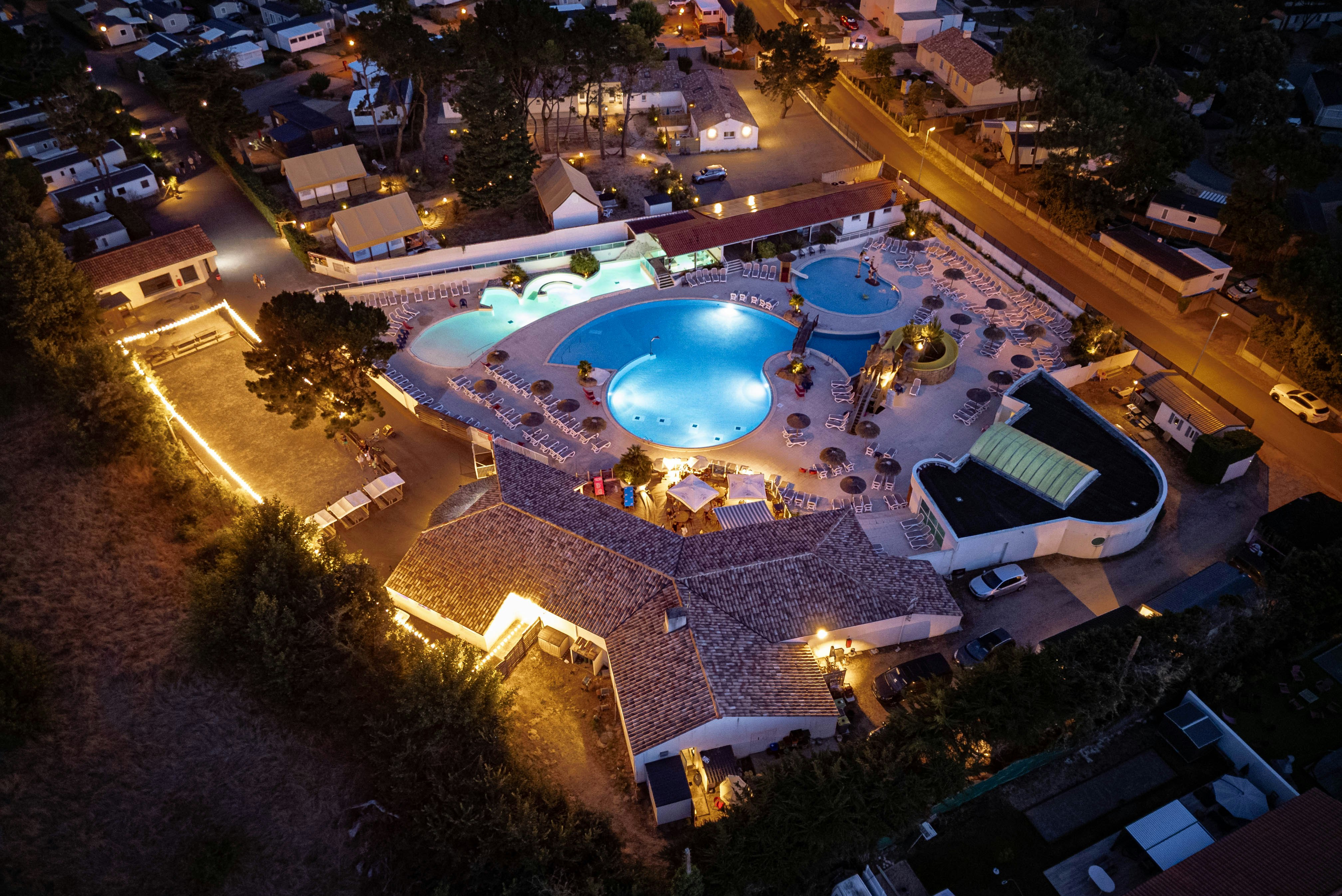 Camping La Yole  - Luftaufnahme des Campingplatzes mit Freibad