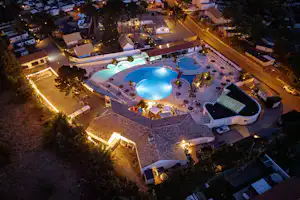 Camping La Yole - Luftaufnahme des Campingplatzes mit Freibad