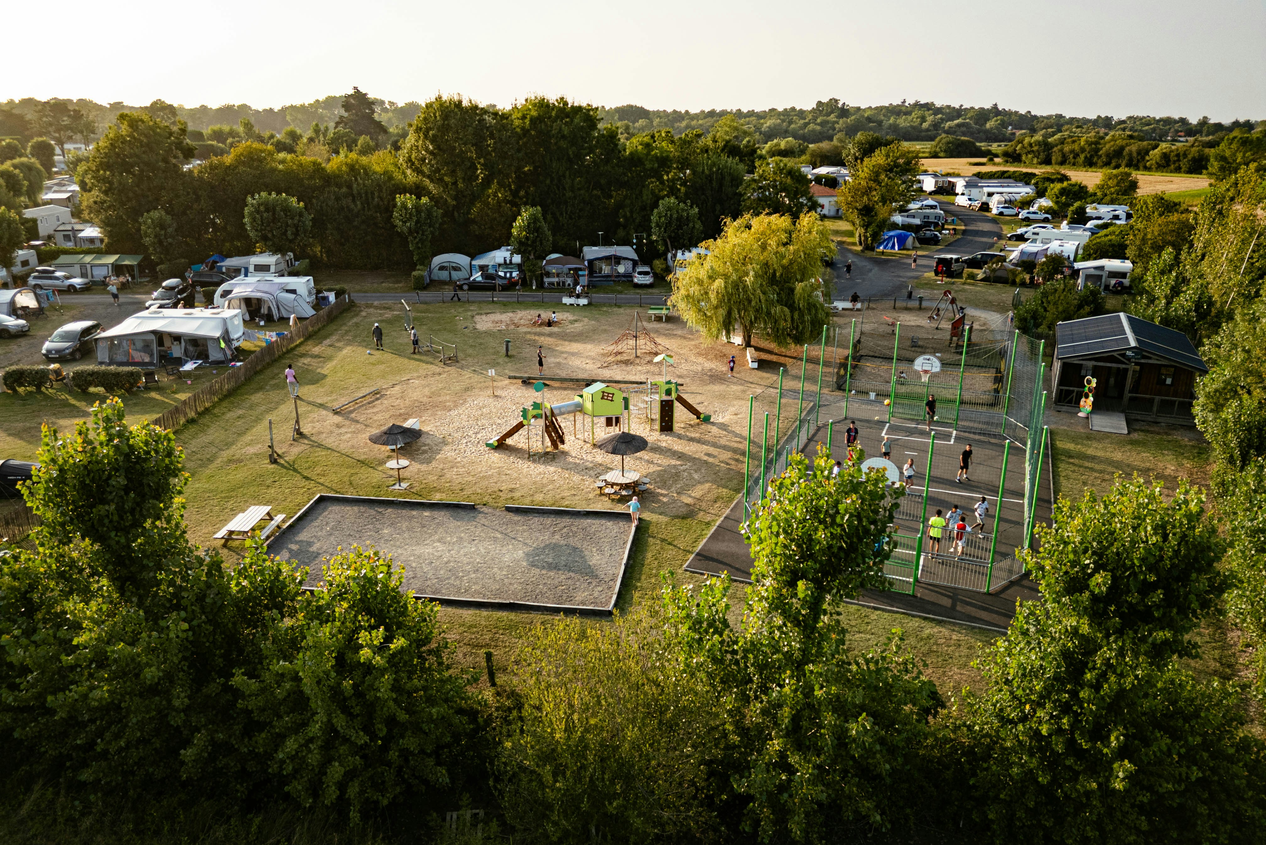 Camping La Yole  - Luftaufnahme des Campingplatzes mit Kinderspielplatz, Sportplatz und Pétanque-Feld