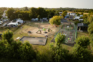 Camping La Yole - Luftaufnahme des Campingplatzes mit Kinderspielplatz, Sportplatz und Pétanque-Feld