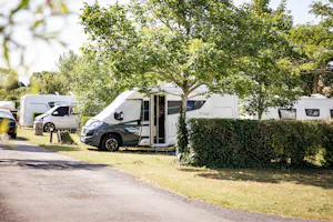 Camping La Yole - Standplätze im Grünen auf dem Campingplatz