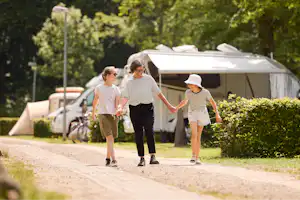 Camping Laacher See - Familie auf dem Campingplatz