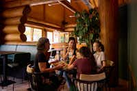 RCN Camping Laacher See - Familie isst gemeinsam im Restaurant des Campingplatzes