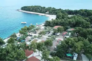Camping Labadusa - Stellplatz und Strand vom Campingplatz aus der Vogelperspektive