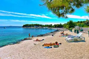 Camping Labadusa - Liegestühle in der Sonne am Strand vom Campingplatz in Kroatien