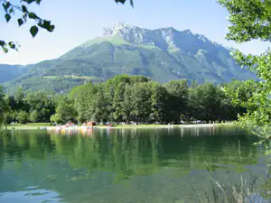 Camping du Lac de Carouge Camping Lac de Carouge - Blick auf den Campingplatz mit Bergen im Hintergrund