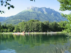 Camping du Lac de Carouge Camping Lac de Carouge - Blick auf den Campingplatz mit Bergen im Hintergrund
