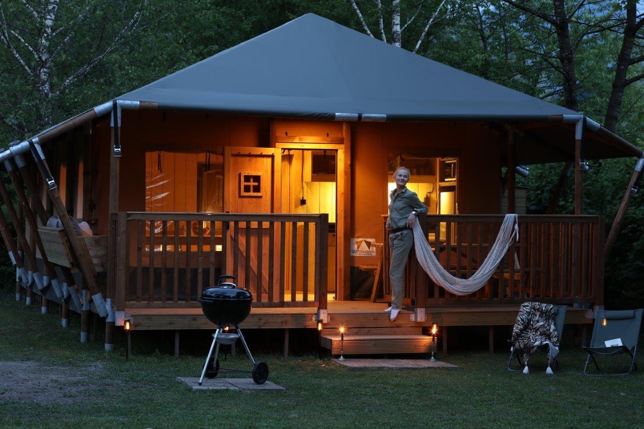 Camping du Lac de Carouge  Camping Lac de Carouge - Glamping-Unterkunft mit Terrasse am Abend